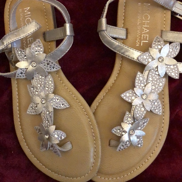 NWOT silver‎ floral sandals - Picture 3 of 3